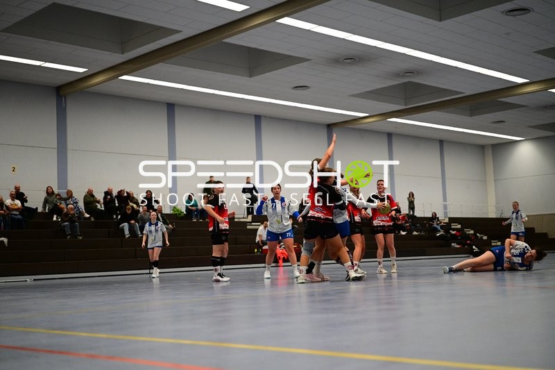 Kampf um den Ball bei TVE - Edinger Haie