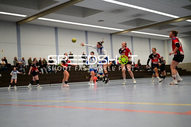 Spieler von TVE - Edinger Haie wirft aufs Tor