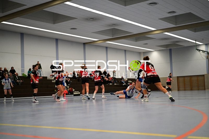 Spieler von TVE - Edinger Haie kämpfen um den Ball