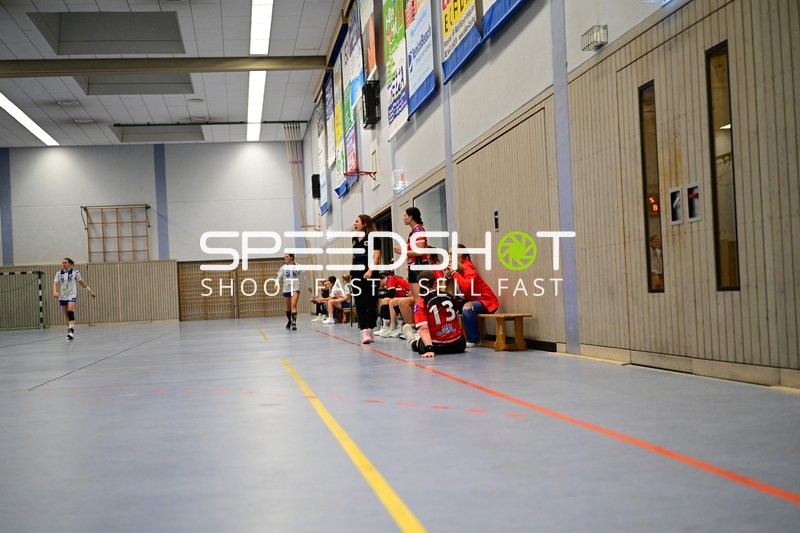 Spieler von TVE - Edinger Haie auf Bank und Spielfeld