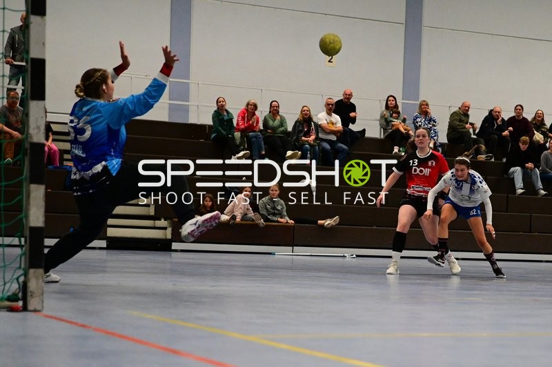 Torwart wehrt Wurf ab