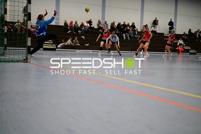 Torwart pariert Wurf