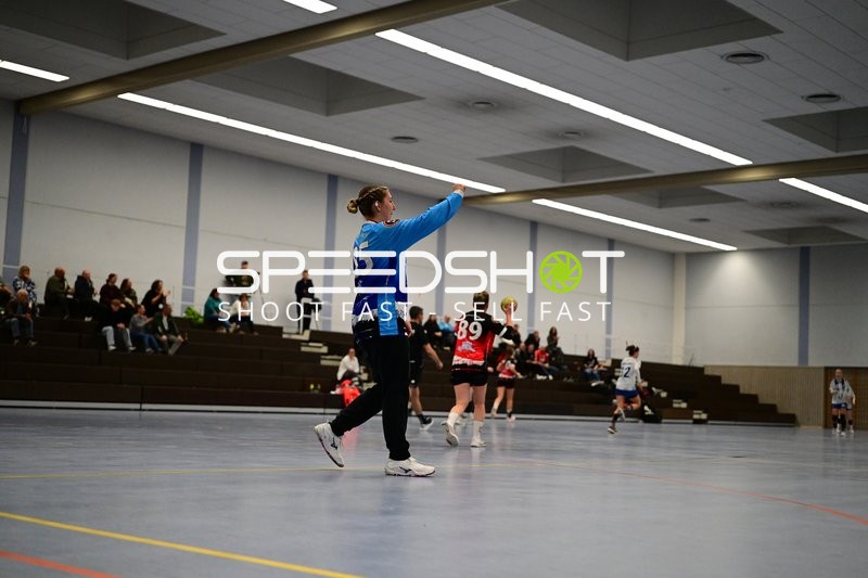 Torwart von TVE - Edinger Haie hebt den Arm