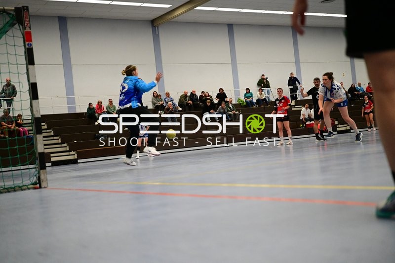 Torwart pariert Wurf