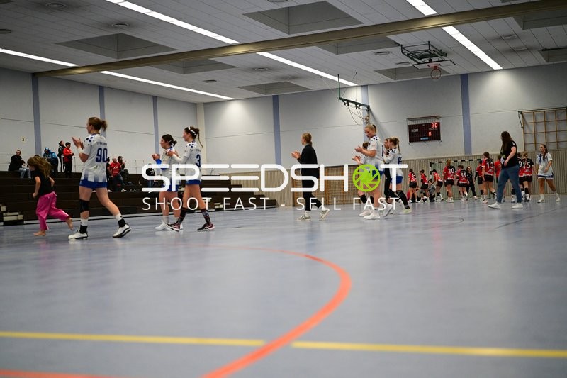 Spieler von TVE - Edinger Haie verlassen Spielfeld