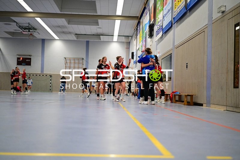 Spieler von TVE - Edinger Haie am Spielfeldrand