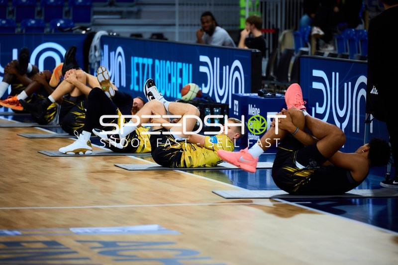 Spieler von MHP Riesen Ludwigsburg dehnen sich