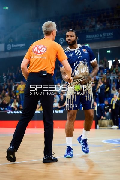 Marcus Weathers (0; MLP Academics Heidelberg) begrüßt Schiedsrichter