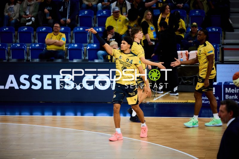 Brandon Tischler (24; MHP Riesen Ludwigsburg) wirft, Julis Baumer (37; MHP Riesen Ludwigsburg) und Keeshawn Kellman (32; MHP Riesen Ludwigsburg) bereit