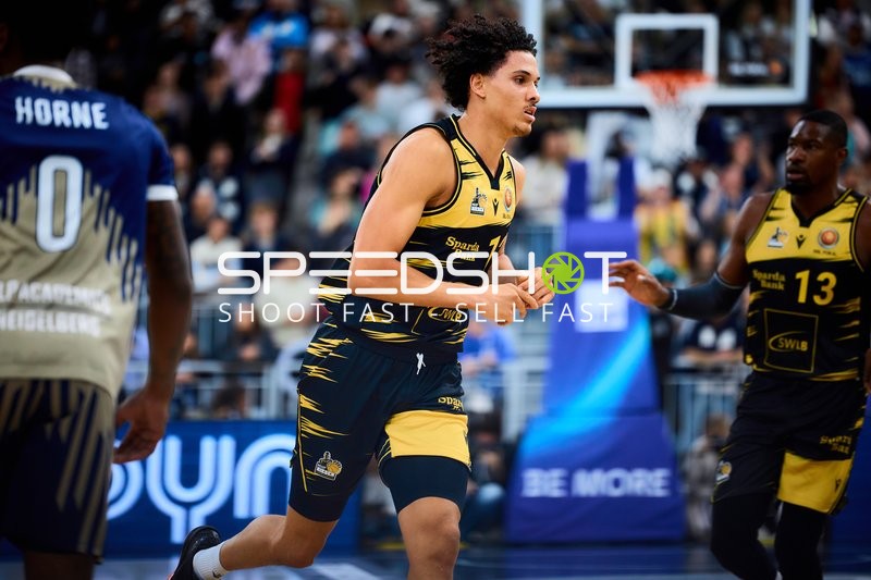 Spielszene mit Lenny Anigbata (12; MHP Riesen Ludwigsburg) und Yorman Polas Bartolo (13; MHP Riesen Ludwigsburg)