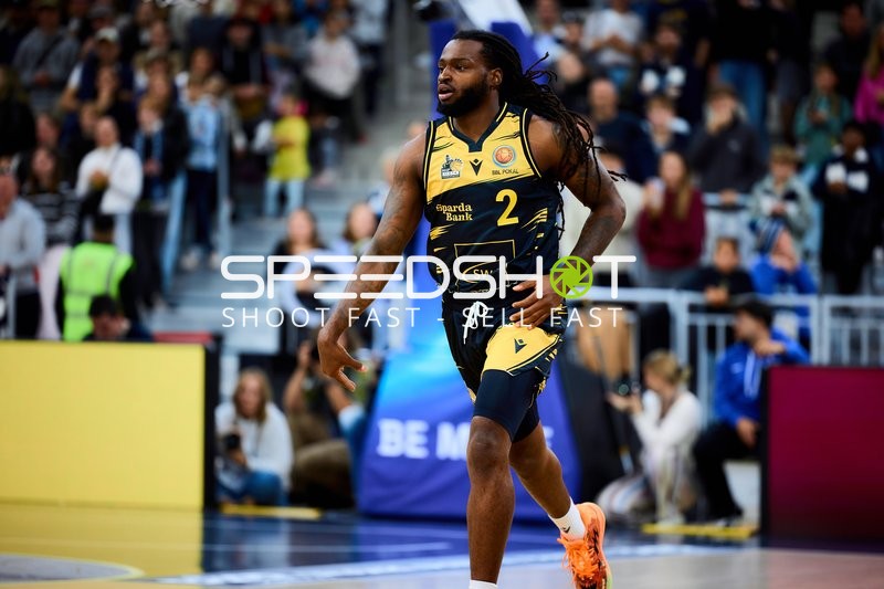 Tray Buchanan (2; MHP Riesen Ludwigsburg) in Aktion
