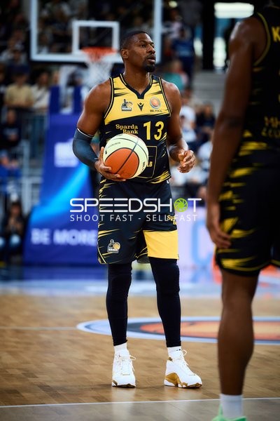 Yorman Polas Bartolo (13; MHP Riesen Ludwigsburg) mit Ball