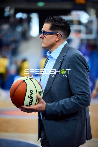 Carlo Finetti (998; MLP Academics Heidelberg) mit Basketball