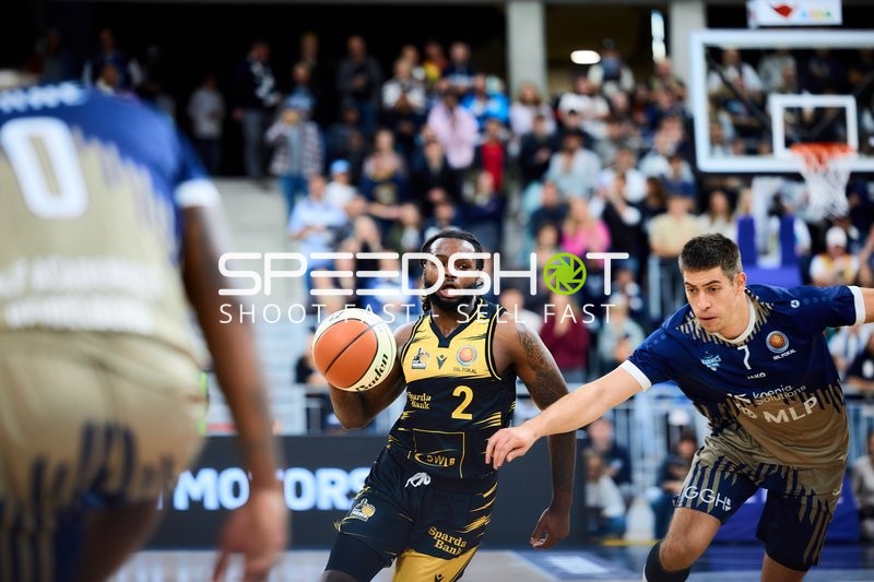 Tray Buchanan (2; MHP Riesen Ludwigsburg) gegen Dusan Neskovic (7; MLP Academics Heidelberg)