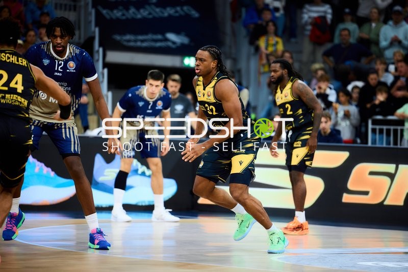 Defensive Aktion mit Keeshawn Kellman (32; MHP Riesen Ludwigsburg) und Osun Osunniyi (12; MLP Academics Heidelberg)