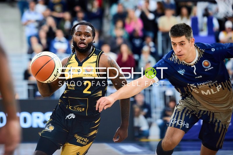 Tray Buchanan (2; MHP Riesen Ludwigsburg) gegen Dusan Neskovic (7; MLP Academics Heidelberg)
