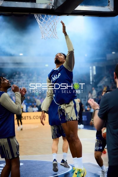 Michael Weathers (20; MLP Academics Heidelberg) und Osun Osunniyi (12; MLP Academics Heidelberg) am Korb