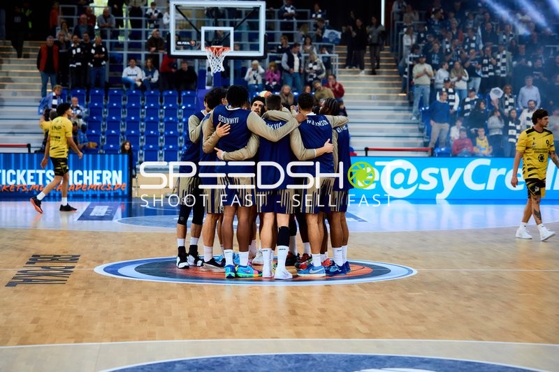 Spielszene vor dem Tip-Off