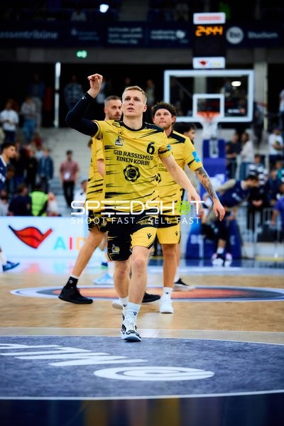 Spielszene mit Johannes Patrick (6; MHP Riesen Ludwigsburg) und Teamkollegen