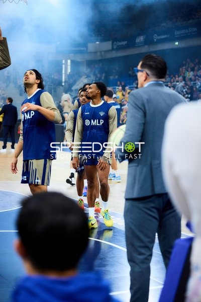 Spieler von MLP Academics Heidelberg wärmen sich auf