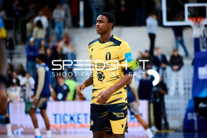 Babacar Sane (0; MHP Riesen Ludwigsburg) in Aktion
