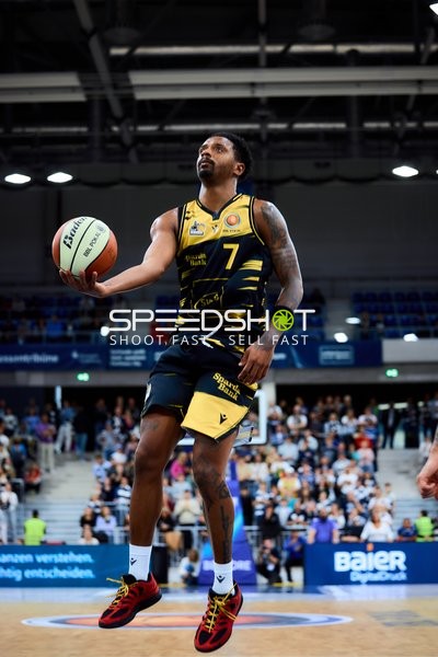 Elijah Hughes (7; MHP Riesen Ludwigsburg) mit Ball in Aktion