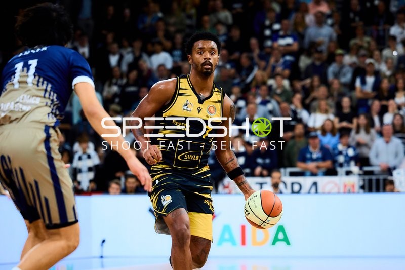 Elijah Hughes (7; MHP Riesen Ludwigsburg) mit Ball