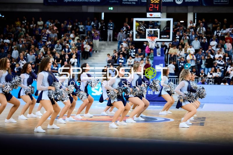 Cheerleader-Performance im SNP Dome