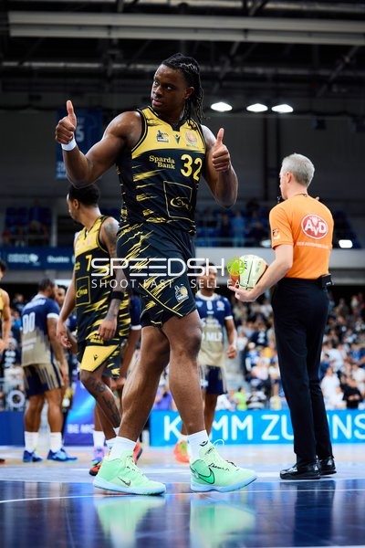 Keeshawn Kellman (32; MHP Riesen Ludwigsburg) zeigt Daumen hoch