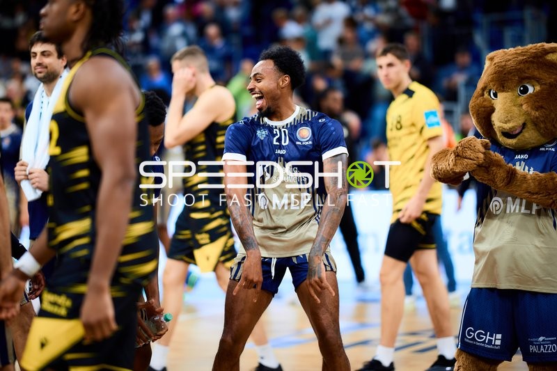 Michael Weathers (20; MLP Academics Heidelberg) lacht neben dem Maskottchen