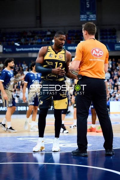 Spielszene mit Yorman Polas Bartolo (13; MHP Riesen Ludwigsburg) und Marcel Keßen (15; MLP Academics Heidelberg)