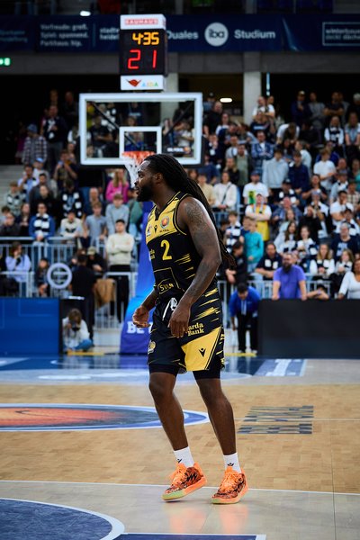 Tray Buchanan (2; MHP Riesen Ludwigsburg) auf dem Court