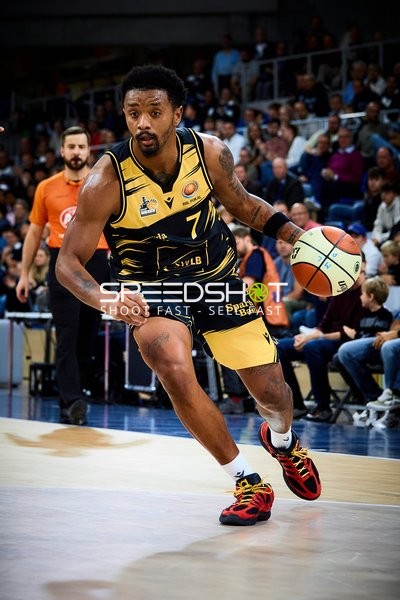 Elijah Hughes (7; MHP Riesen Ludwigsburg) mit Ball