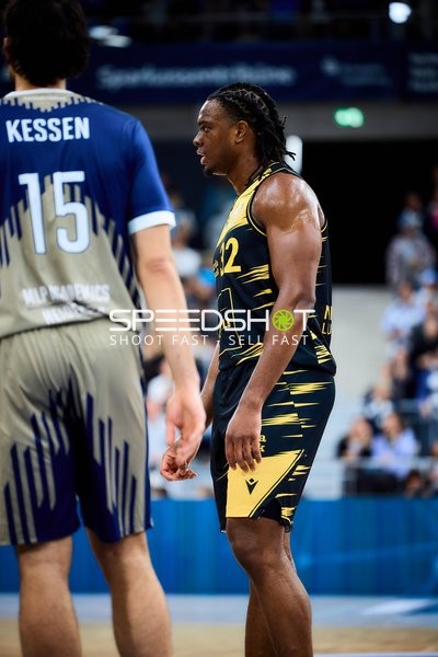 Keeshawn Kellman (32; MHP Riesen Ludwigsburg) neben Marcel Keßen (15; MLP Academics Heidelberg)