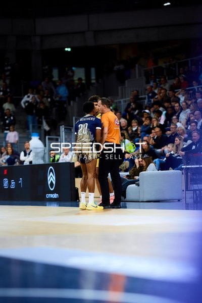 Schiedsrichter im Gespräch mit Michael Weathers (20; MLP Academics Heidelberg) und Brandon Tischler (24; MHP Riesen Ludwigsburg)