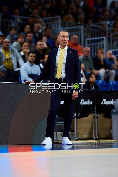 Headcoach MHP Riesen Ludwigsburg an der Seitenlinie