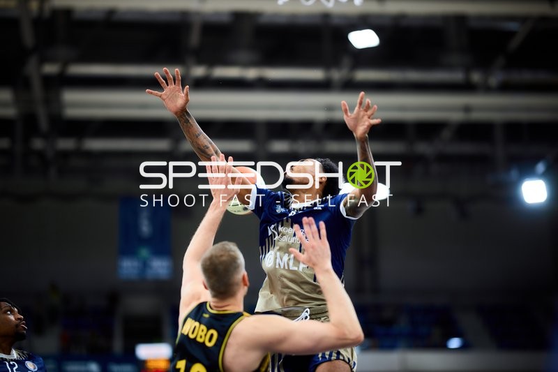 Osun Osunniyi (12; MLP Academics Heidelberg) blockt