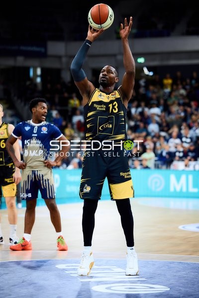 Yorman Polas Bartolo (13; MHP Riesen Ludwigsburg) wirft