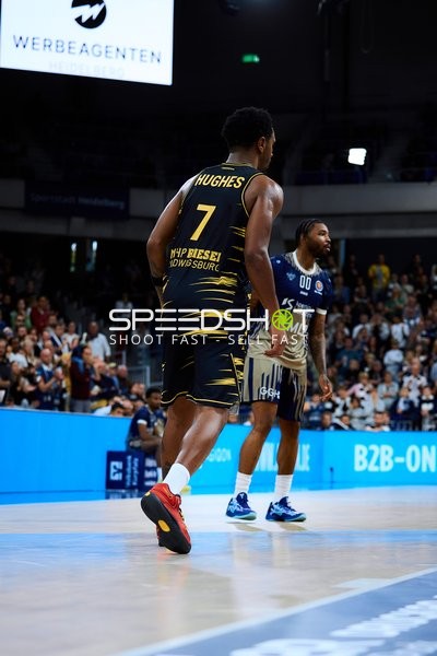 Elijah Hughes (7; MHP Riesen Ludwigsburg) verteidigt gegen DJ Horne (0; MLP Academics Heidelberg)