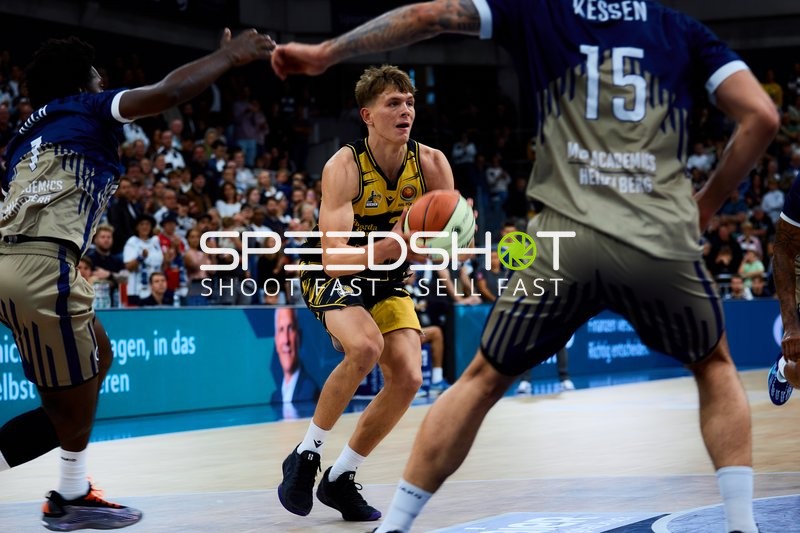 Julis Baumer (37; MHP Riesen Ludwigsburg) mit Ball vor Verteidigung
