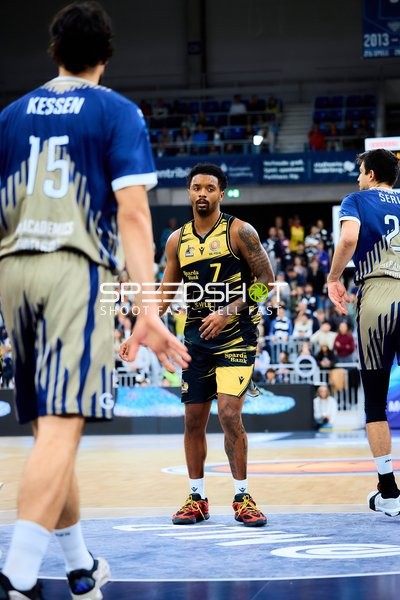 Elijah Hughes (7; MHP Riesen Ludwigsburg) und Mateo Seric (21; MLP Academics Heidelberg) auf dem Court