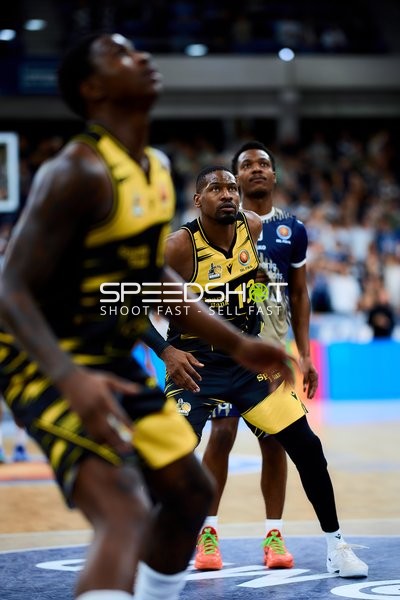 Yorman Polas Bartolo (13; MHP Riesen Ludwigsburg) und DJ Horne (0; MLP Academics Heidelberg) in Aktion