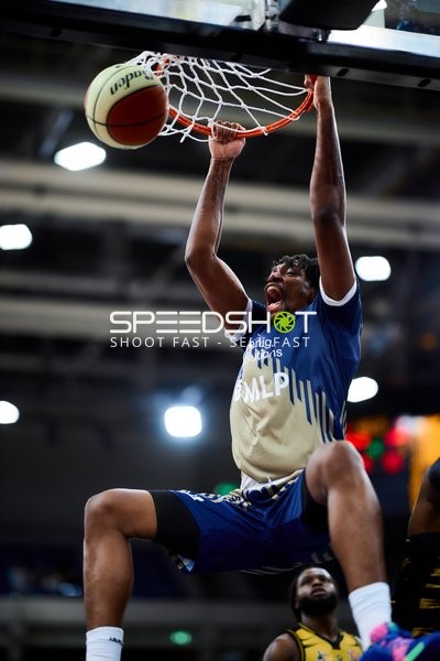 Dunk von Osun Osunniyi (12; MLP Academics Heidelberg)