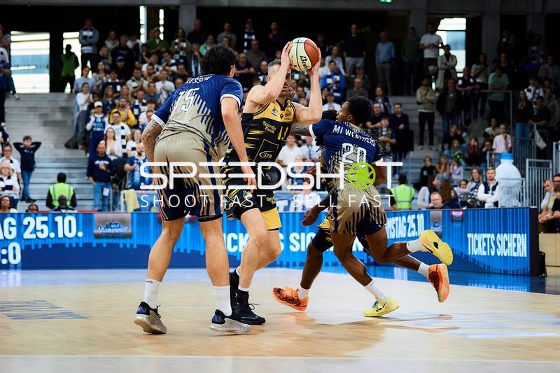 Jonas Wohlfarth-Bottermann (18; MHP Riesen Ludwigsburg) verteidigt gegen Marcel Keßen (15; MLP Academics Heidelberg)