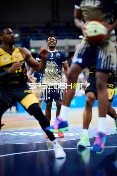 Spielszene mit DJ Horne (0; MLP Academics Heidelberg) und Yorman Polas Bartolo (13; MHP Riesen Ludwigsburg)