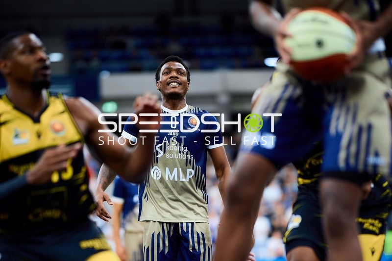 DJ Horne (0; MLP Academics Heidelberg) gegen Yorman Polas Bartolo (13; MHP Riesen Ludwigsburg)