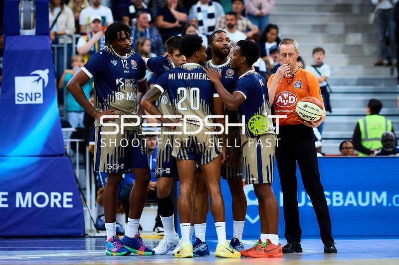 Spielszene mit DJ Horne (0; MLP Academics Heidelberg) und Teamkollegen