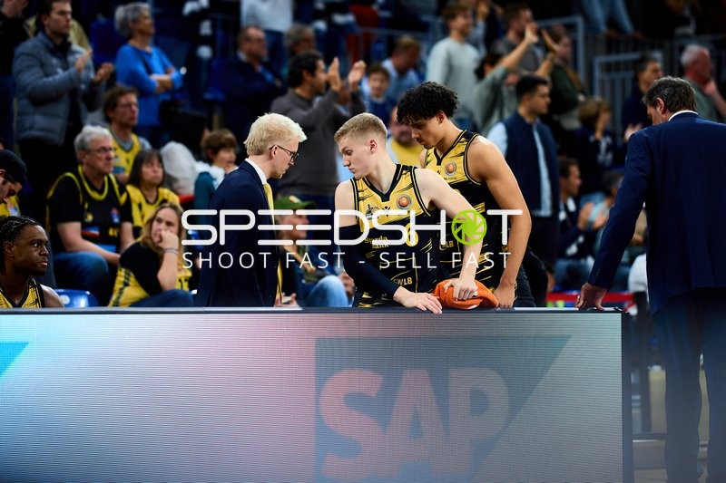 Johannes Patrick (6; MHP Riesen Ludwigsburg) und Keeshawn Kellman (32; MHP Riesen Ludwigsburg) an der Seitenlinie