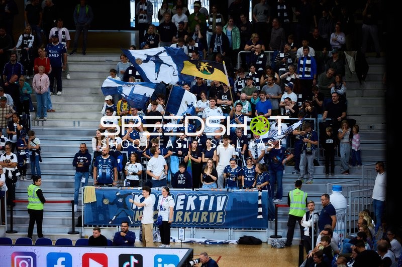 Fans in der MLP Academics Kurve