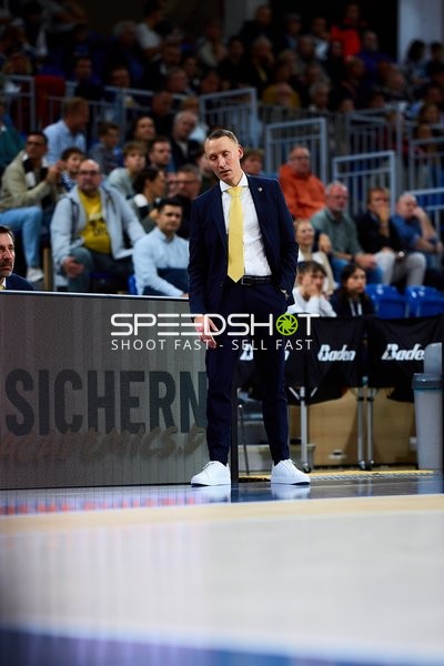 Headcoach von MHP Riesen Ludwigsburg an der Seitenlinie
